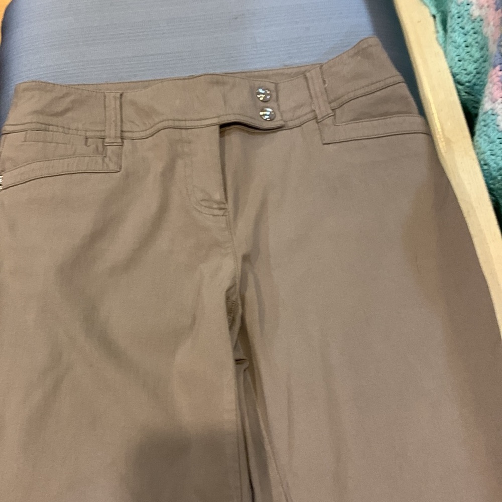Style and Co taupe cargo Capri length pants, size 6. - Picture 3 of 7